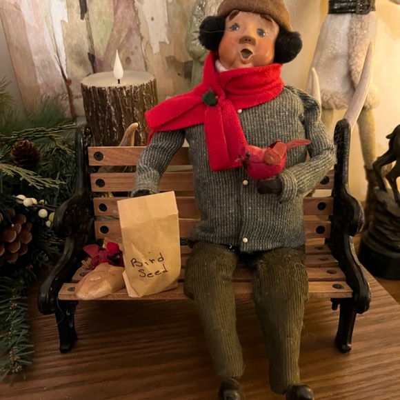 Byers Choice Cries of London Series Man on Bench Feeding the Birds - Picture 8 of 12